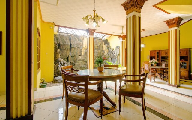 OYO 1770 Hotel Mawar Saron 2