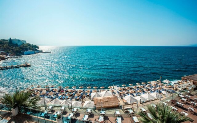 Charisma De Luxe Hotel