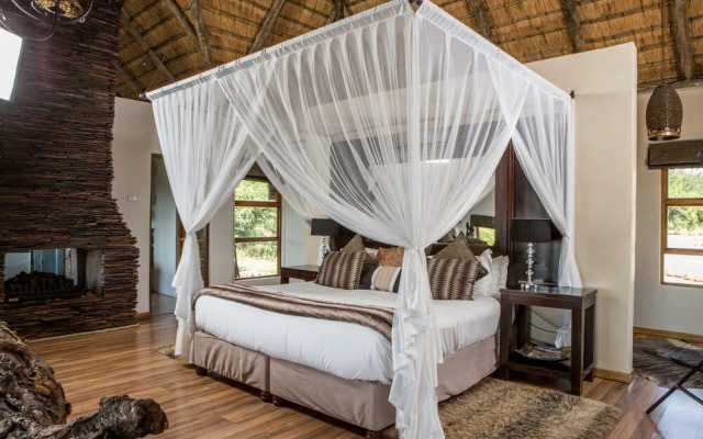 Umzolozolo Private Safari Lodge