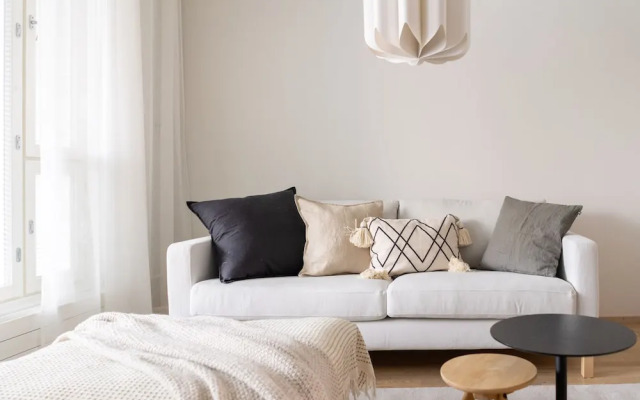 1br apartment with balcony by university