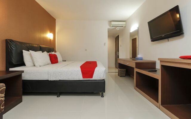 RedDoorz Plus near Karebosi Area