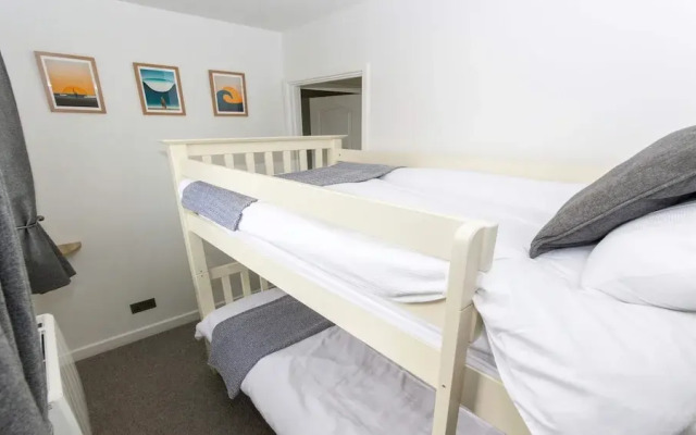 Oceanside Sleeps 6 Walk to Beach & Stylish