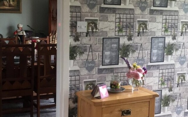 Captivating 2-bed House in Amesbury, Salisbury