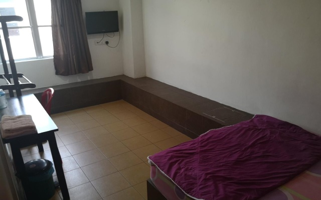 OYO 89585 Hotel Happy Inn
