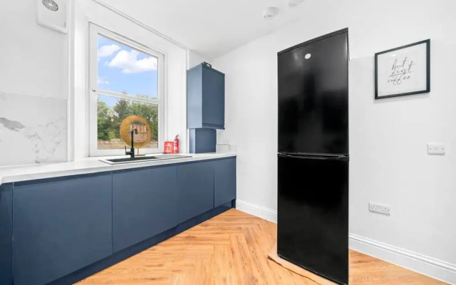 Stylish 4 Bed-town Centre