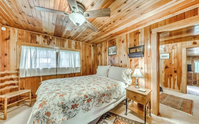 Cozy Cabin Near Grindstone Lake & Downtown!
