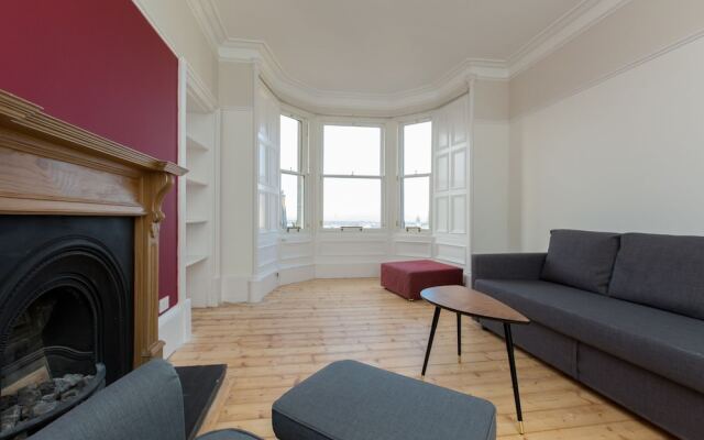 Spacious 1BR Flat With View in Edinburgh -sleeps 4