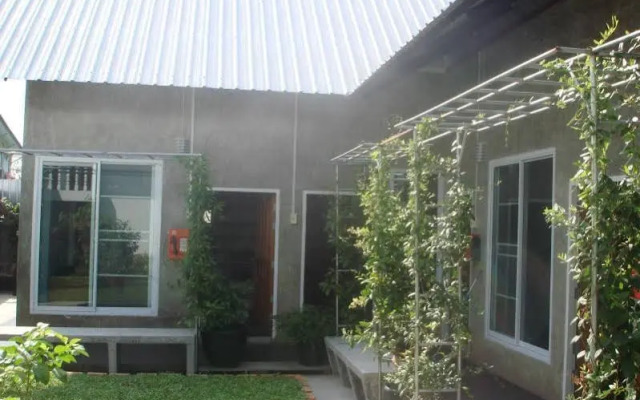Zan Pla Nade Guesthouse ซัน พลา นาด เกสท์เฮาส์
