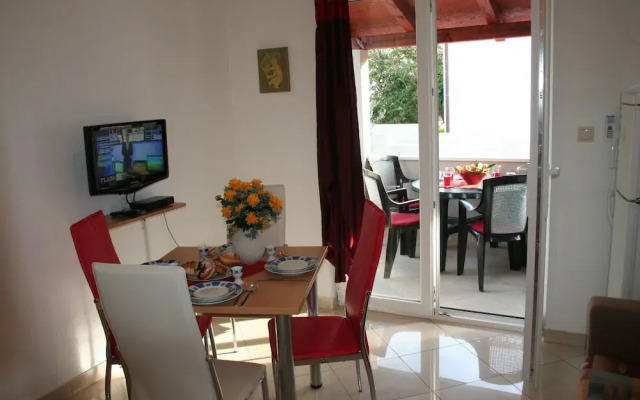 Central - 40m From the Beach - A2