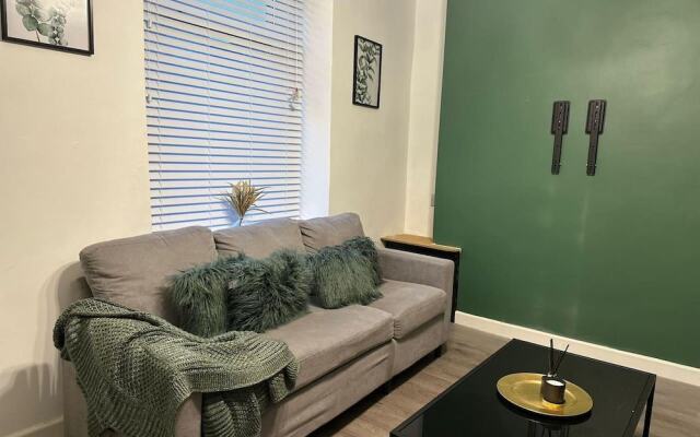 House - Sleeps 5 - Garden - Parking