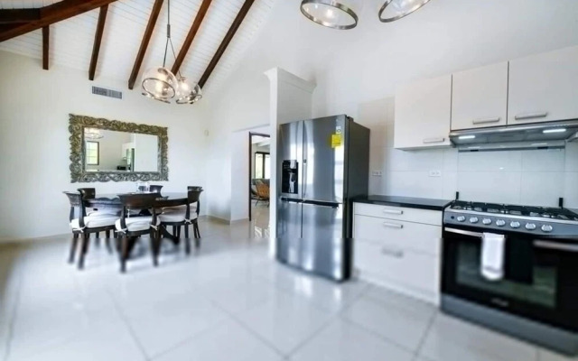 Blue Makini Villa in Noord