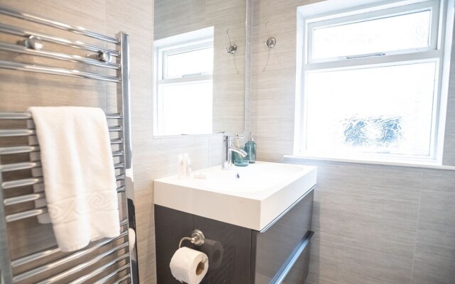 City View Three-bed Premier Apartment London