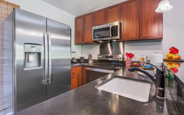 Aina Nalu 2bd/2ba 2 Bedroom Condo by Redawning