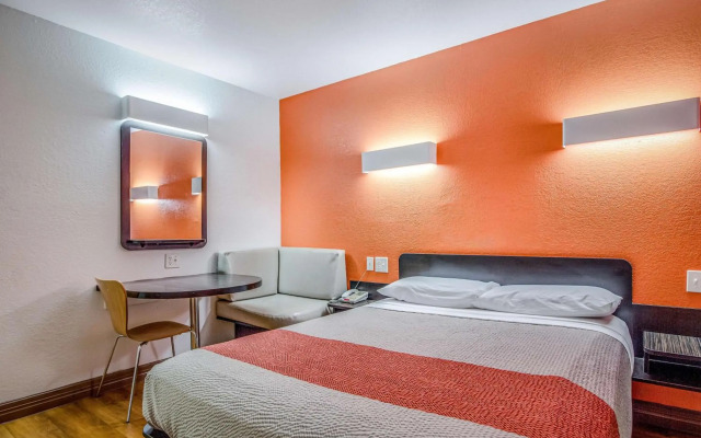 Motel 6 Conroe, TX