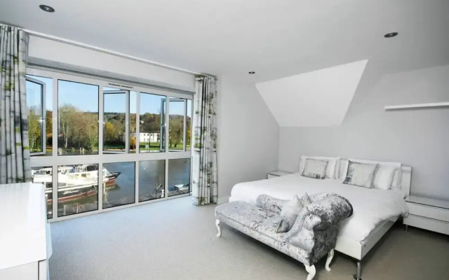 The Oars - Riverfront Property - From 300 Per Night