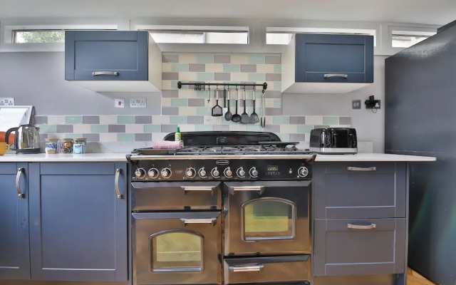 4 Bed House with Pool Table & Parking