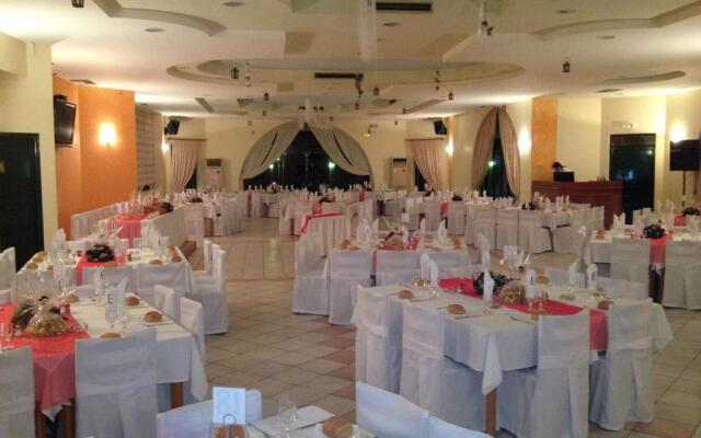 Faros Luxury Suites & Restaurant
