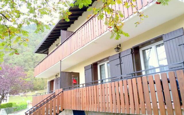 Lake view apartment in Val di Ledro with pool