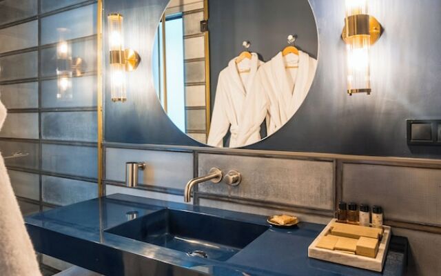 Zorba & Bond Boutique Hotel