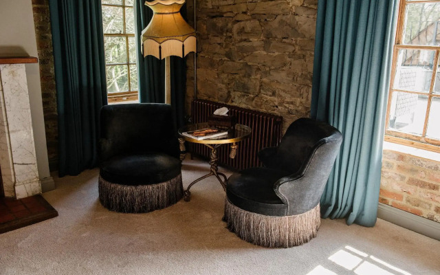 Le Petit Chateau & William de Percy
