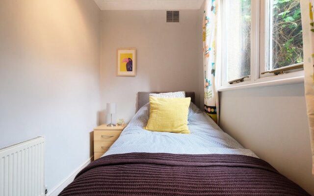 Modern 2 BR Flat in Bedford Park