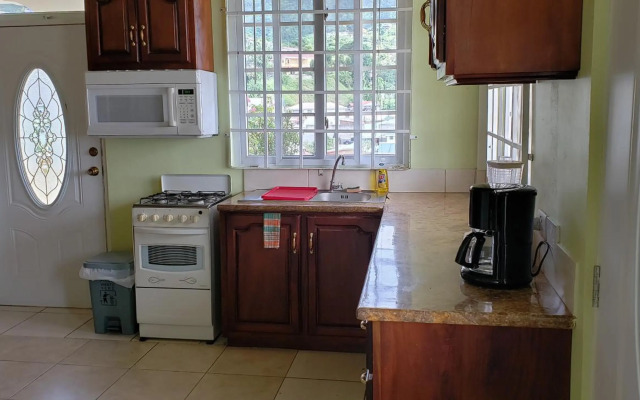 Unit 5/6 Private Apartment - Roseau
