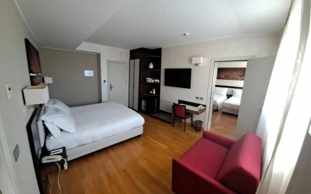 Breaking Business Hotel