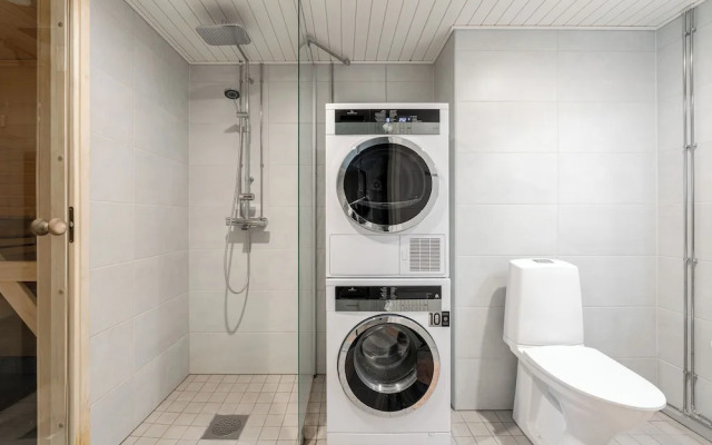 Spacious 2BR Apt - Lake View & Sauna