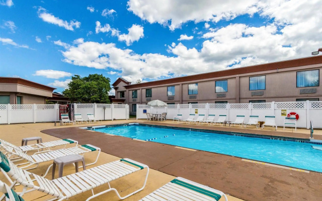 Econo Lodge Inn & Suites Chambersburg Central