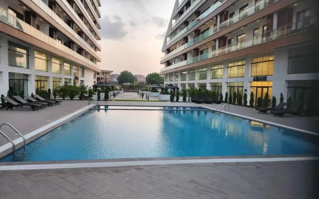 Luxurious & Comfy Gem-5 Star Location-pools, Gym!