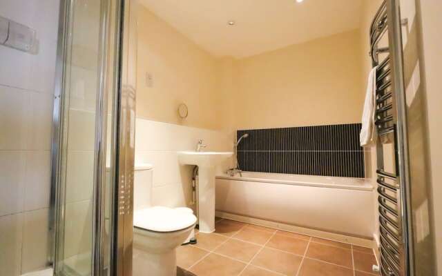 Mordern Top Floor Apartment With Free Parking