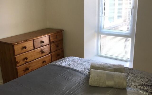 Newly refurbished 3 Bed House Near City