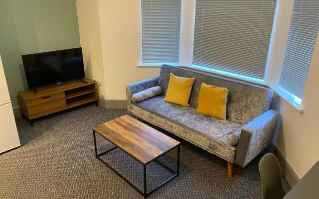 *Central *Studio Flat *Free Parking, Wifi, Netflix