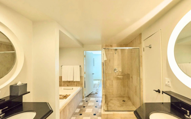 Luxe Sunset Boulevard Hotel