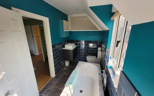 Remarkable 8 Bed Family House Sleeping 16 w/ Pool