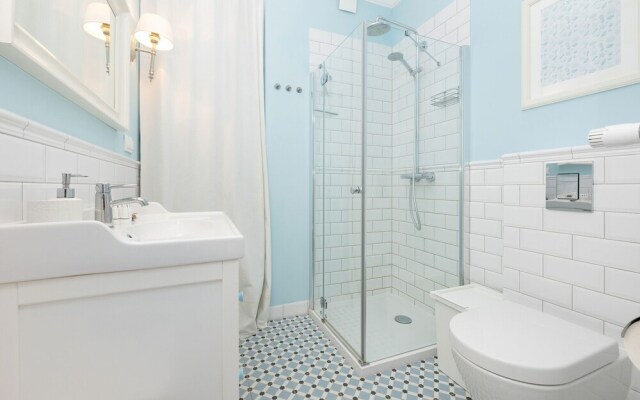 Four Seasons Apartment by Renters