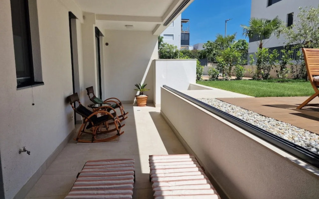 Luxury Modern apt w Garden, 3 min Walk to Beach