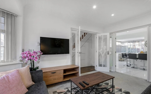 Delightful House 4 bed 2 bath  - Parking