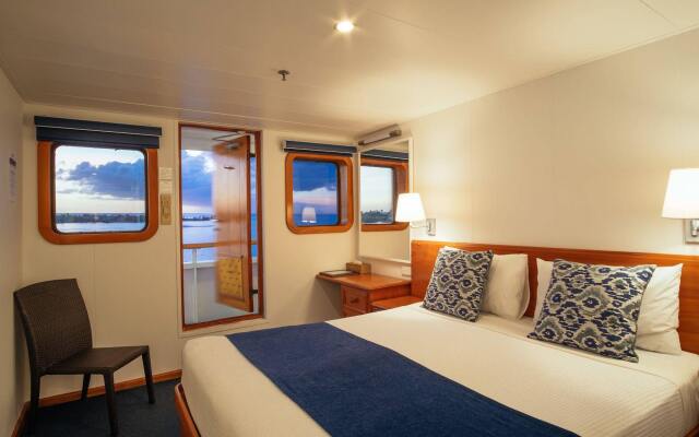 Captain Cook Cruises Fiji - Reef Endeavour