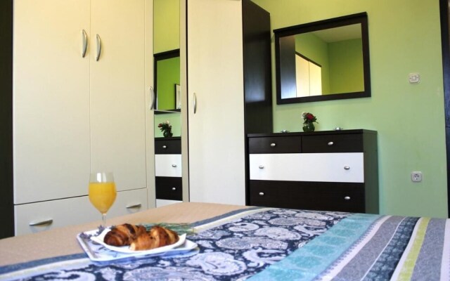 Schöne Ferienwohnung mit Terrasse, Roses