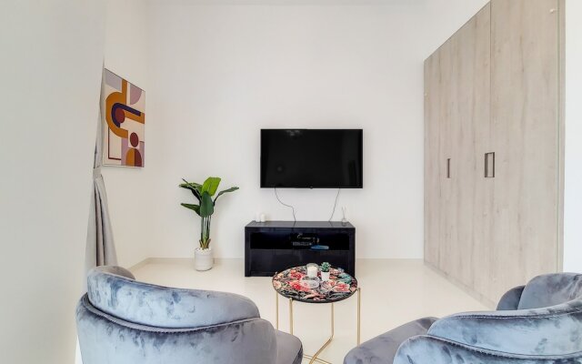 GreenFuture - Incredible Cityscape View From This Sleek Studio