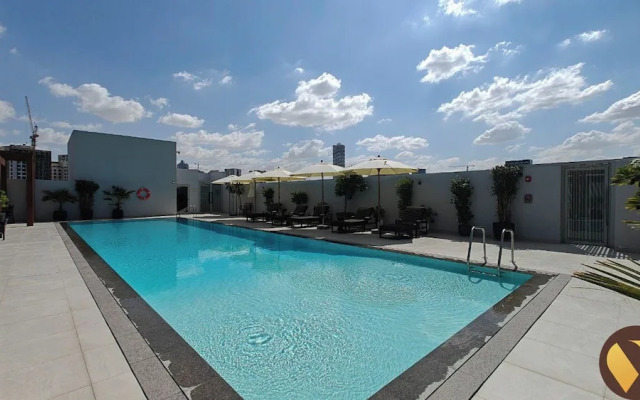 5 Mins Circle mal & 12 Mins Emirates Mal