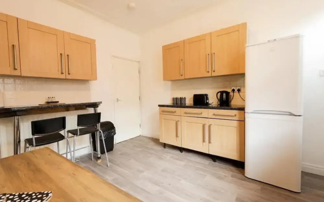 House-sleeps8-parking-garden
