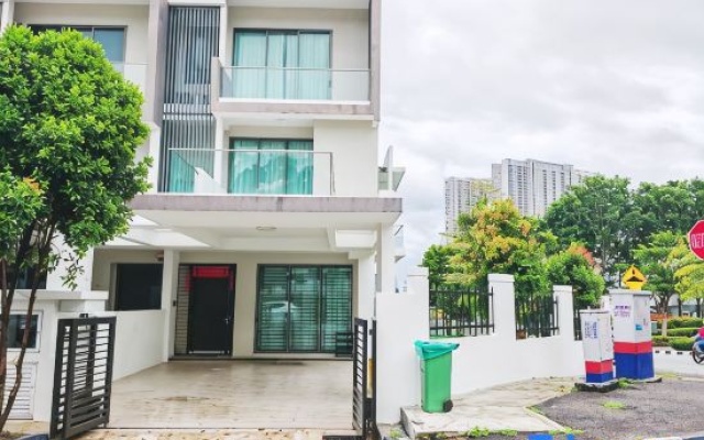 112 Corner Terrace 6BR 6Bath 18pax Near SPICE/USM/QUEENSBAY — 3-star hotel in Gelugor