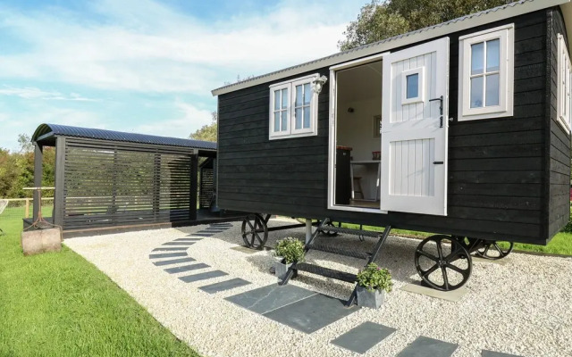 Dragonfly Shepherd's Hut