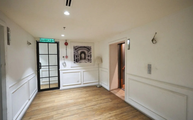OYO Home 44050 Essential Studio Empire Marriot