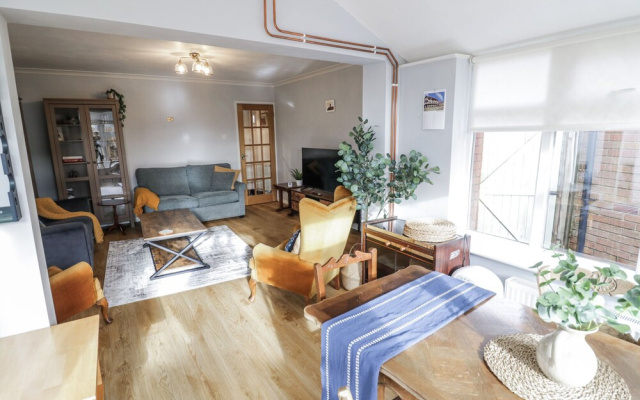 3 Leycester Court