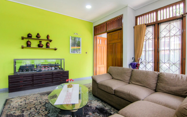 Embe Enem Homestay by ZUZU