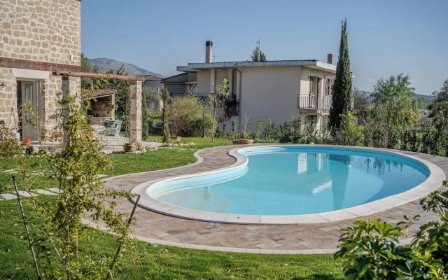 Casale nel Verde con Piscina e Vista