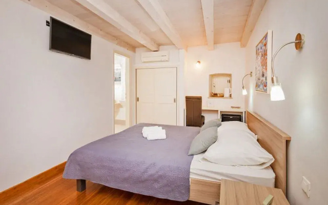 Rafael rooms and apartments by DuHomes